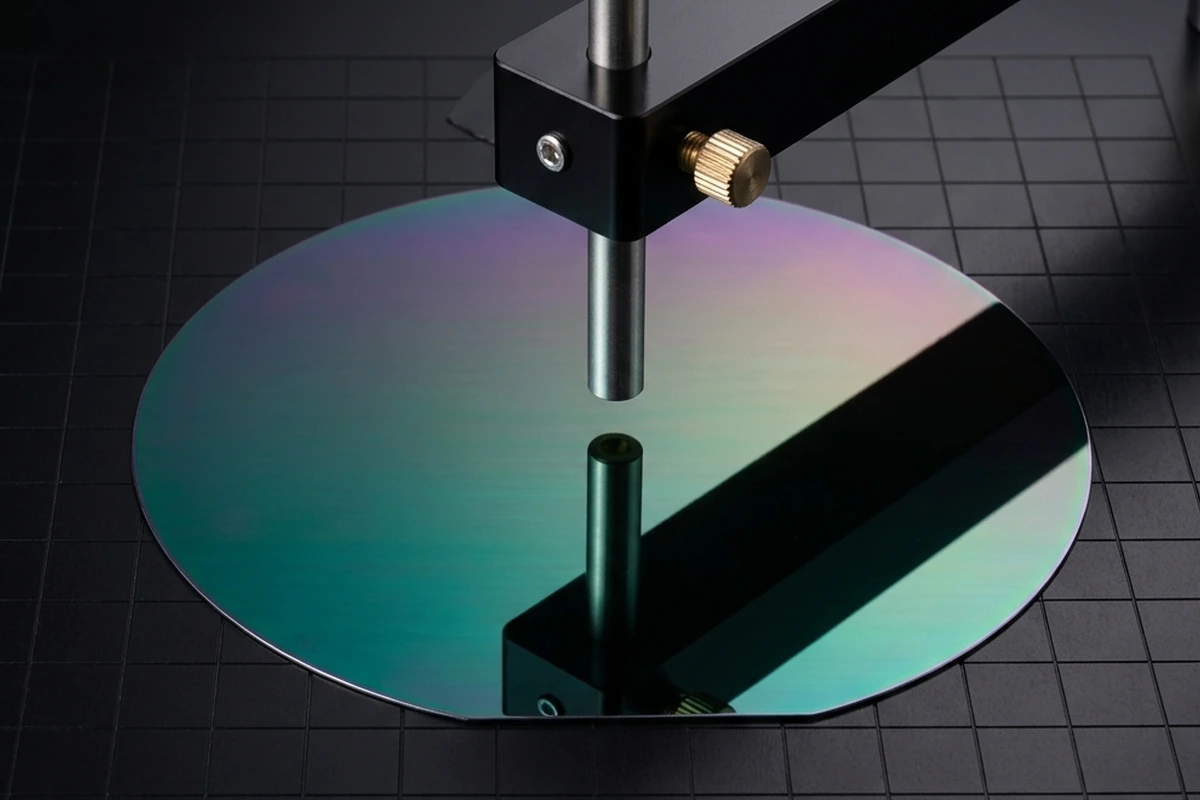 Si3N4 thin-film sample under a reflectance measurement probe